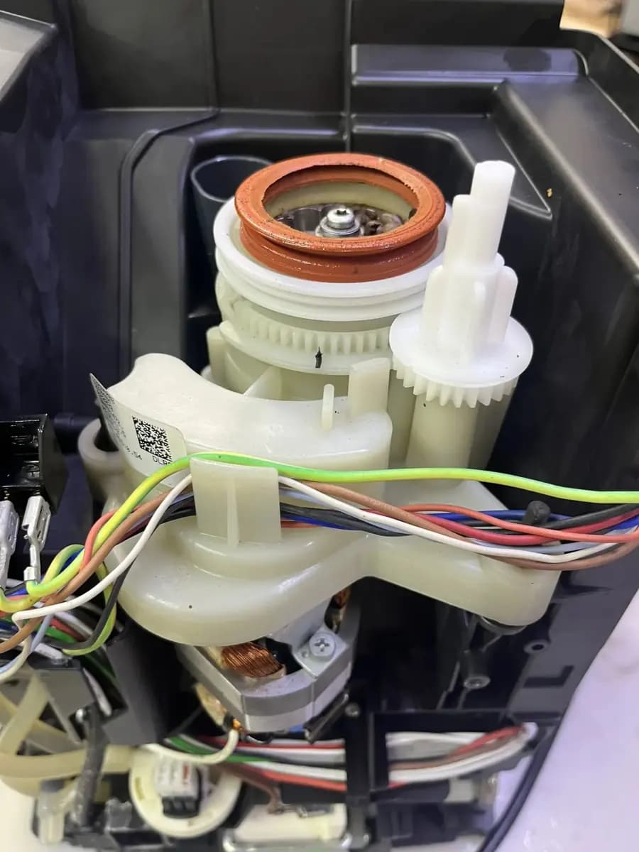 DeLonghi в разборе в мастерской КофеДок, кадр 1