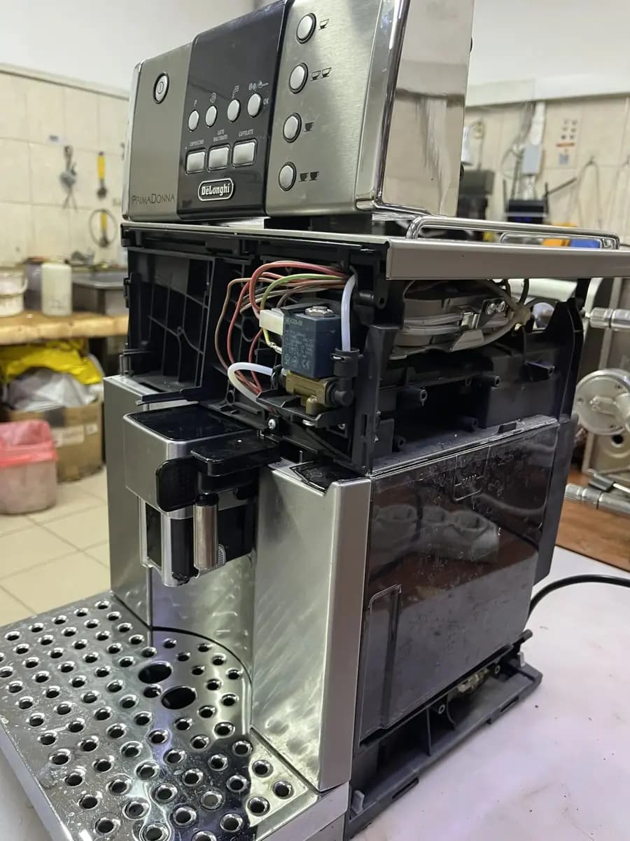 DeLonghi PrimaDonna в разборе в мастерской КофеДок, кадр 1